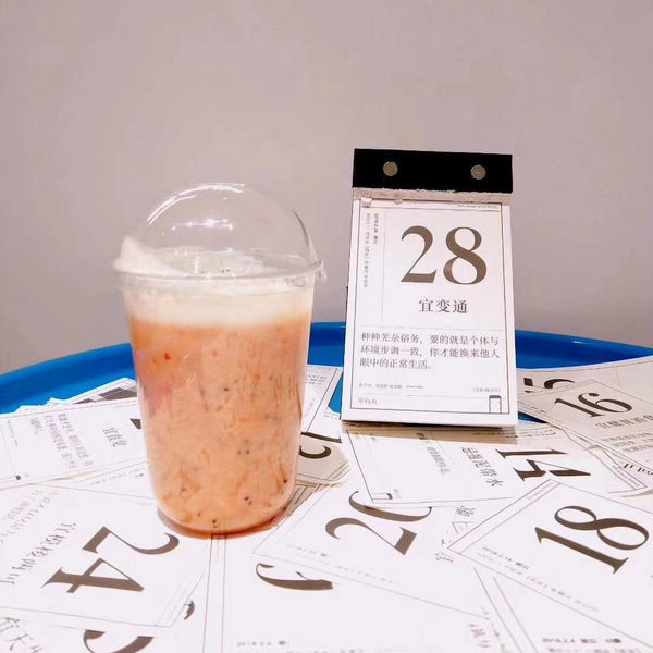 โลโก้พิมพ์ทิ้งถ้วยกาแฟเย็นขนาด 500 มล. รูปตัว u พร้อมฝาทนต่อกลิ่น